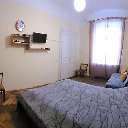 Зручна І Комфортна Квартира Недалеко Від Вокзалу І Центру Міста 리비프 외부 사진